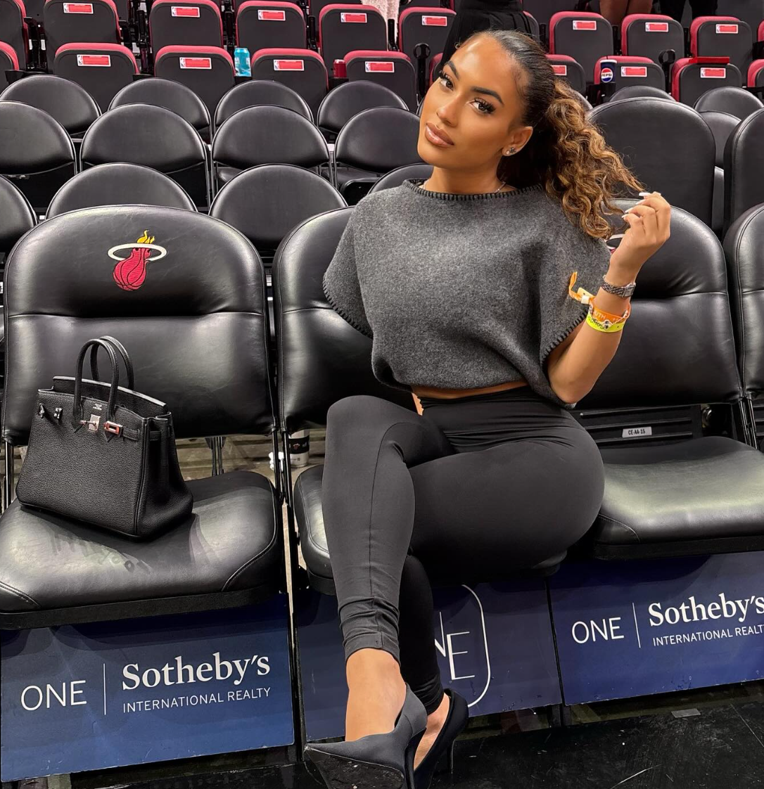 开云娱乐-热火忠实美女球迷！本赛季追随主队坐场边vip 社媒经常晒性感美照